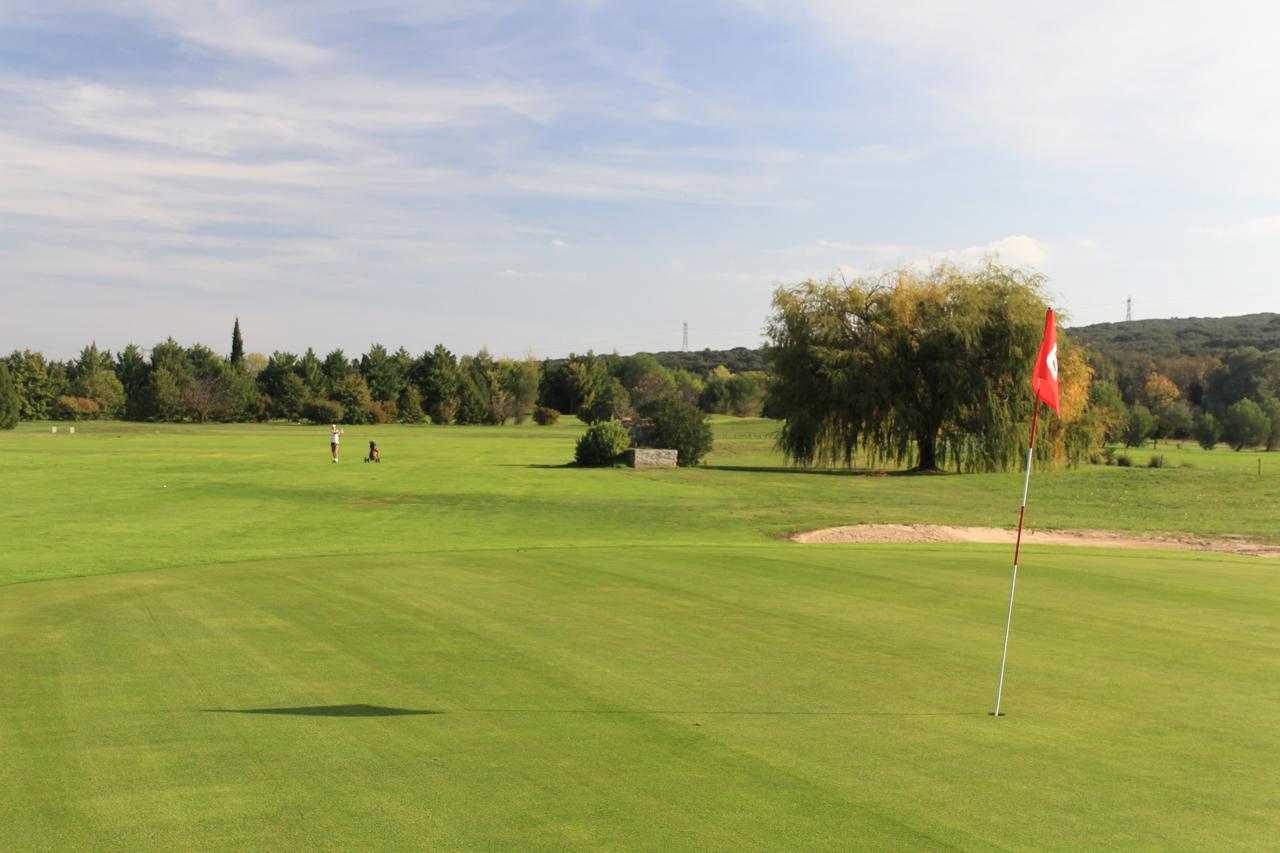 Golf Club D'Uzes Bed & Breakfast Exterior photo