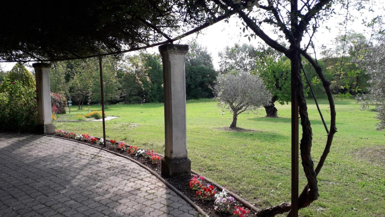 Golf Club D'Uzes Bed & Breakfast Exterior photo